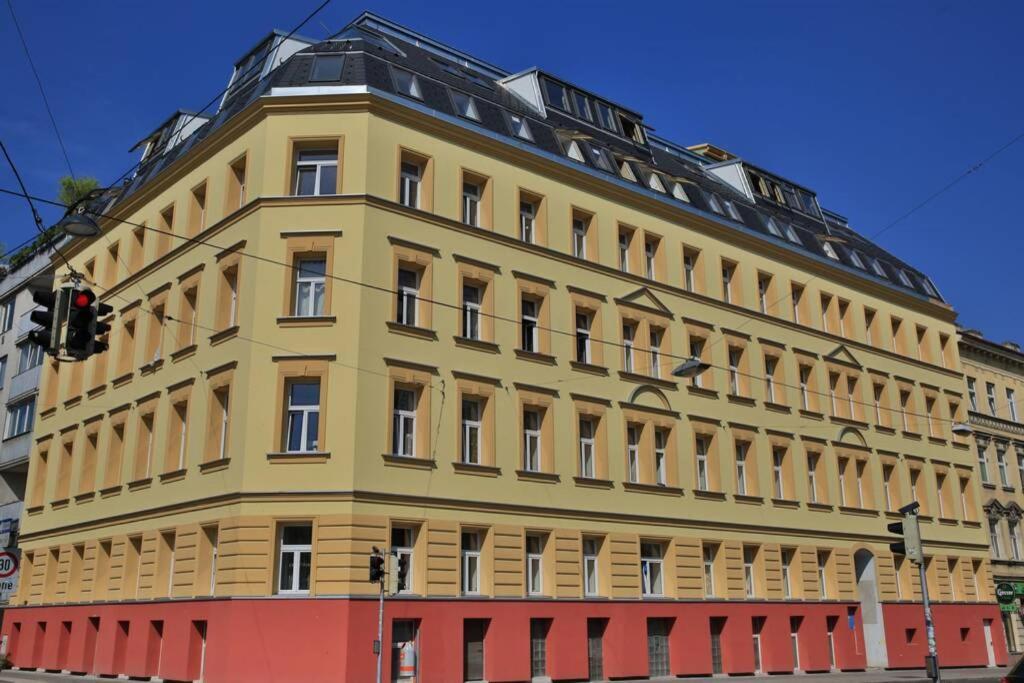 Zwischen Schoenbrunn Und Dem Center L Lf37 Wenen